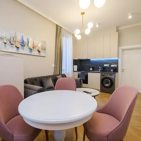 The House Of Pom Apartment *